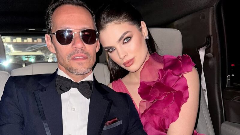 Nadia Ferreira y Marc Anthony se besaron durante la conducción que ella estaba haciendo en al alfombra magenta.