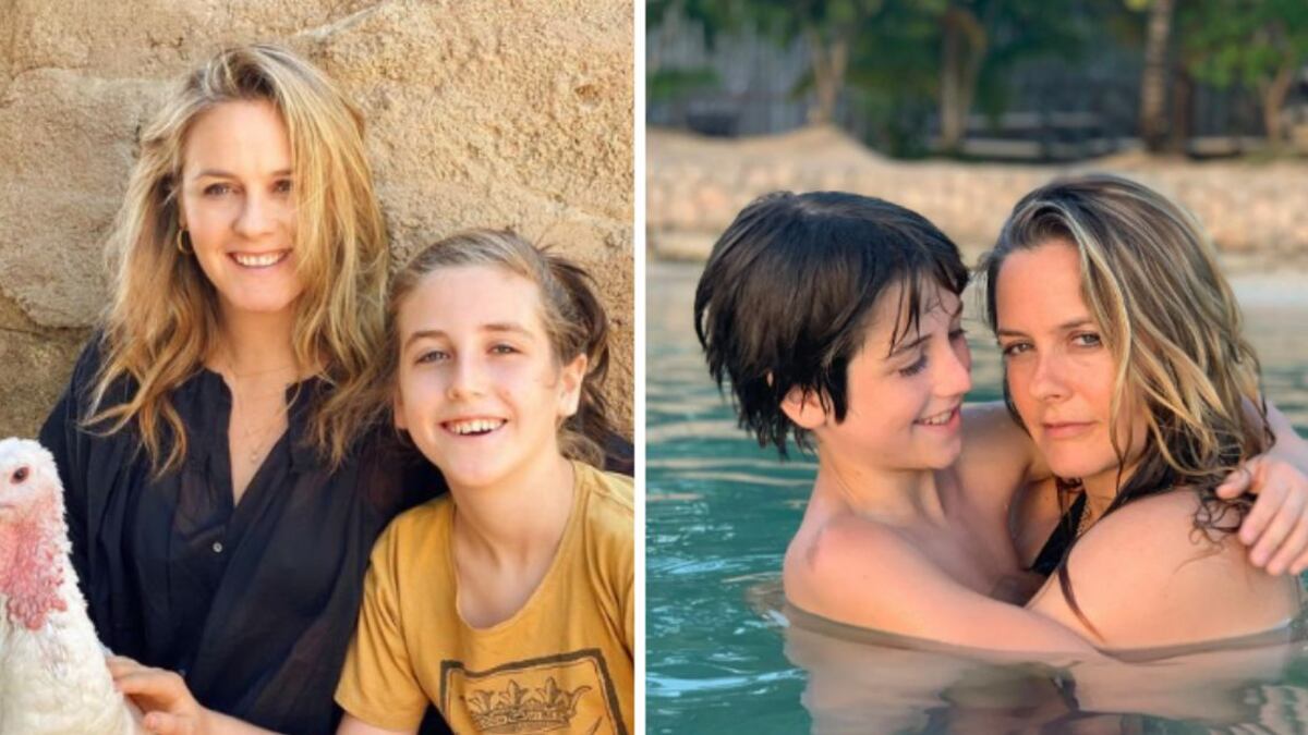 Alicia Silverstone comparte momentos con su hijo como cocinar, hacer yoga y dar largos paseos juntos en su tiempo libre e incluso se bañan juntos.