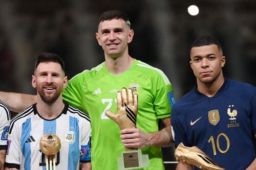 ‘Dibu’ Martínez pidió un minuto de silencio para Mbappé en la celebración de Argentina