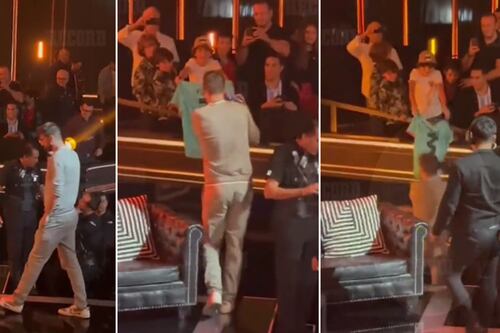 “Lo persigue el karma”: la brutal caída de Piqué del escenario al intentar firmar una camiseta (VIDEO)