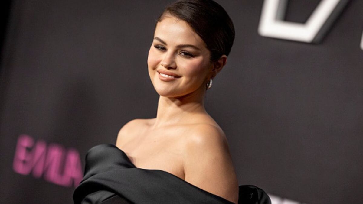 "¿Qué le pasa en los brazos?": Selena Gomez brilla en alfombra roja, pero este detalle en su look causó revuelo en redes