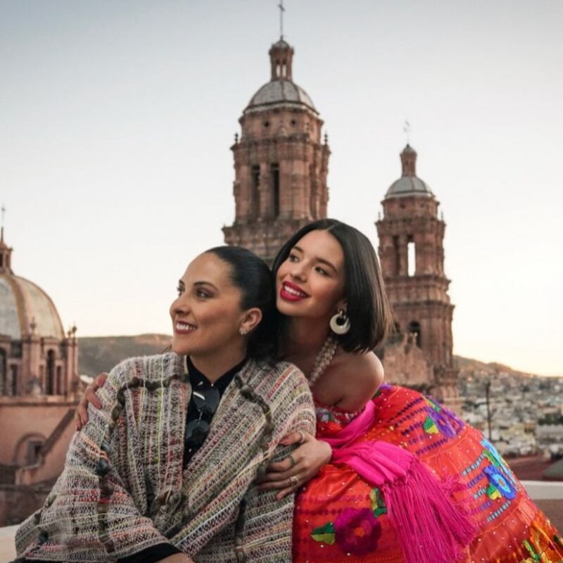 Ángela Aguilar junto a su madre Aneliz