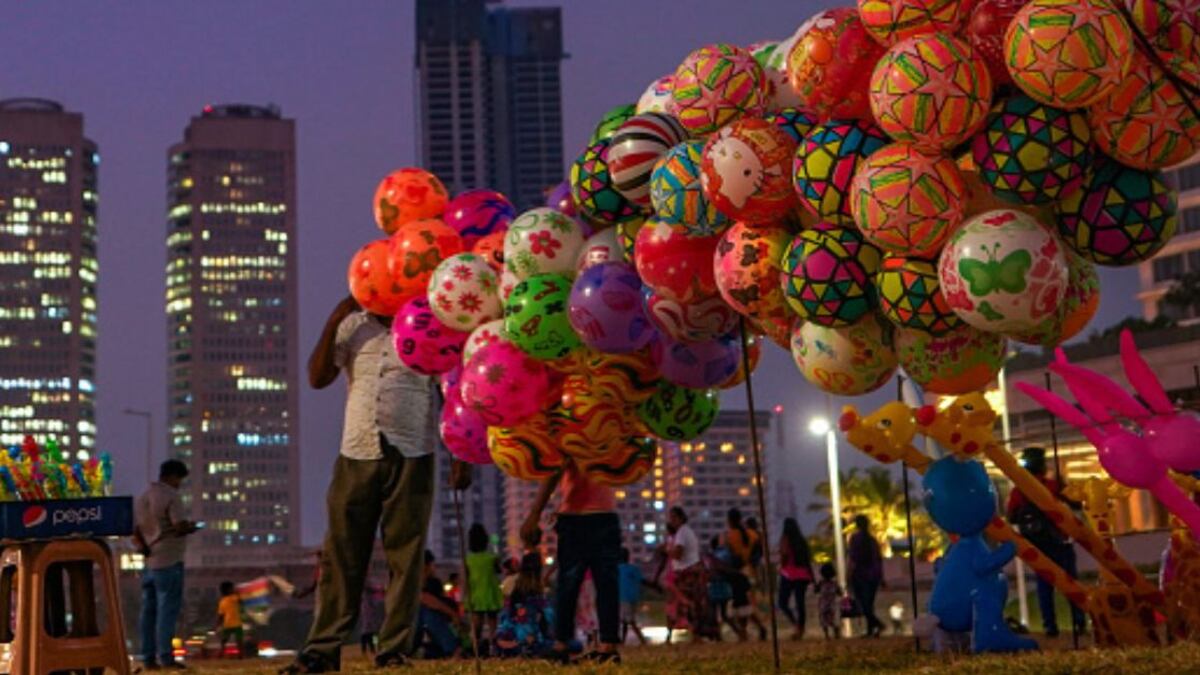 Joven de 28 años de edad, Aakash Majumdar, quien confesó sentirse atraído por los globos.
