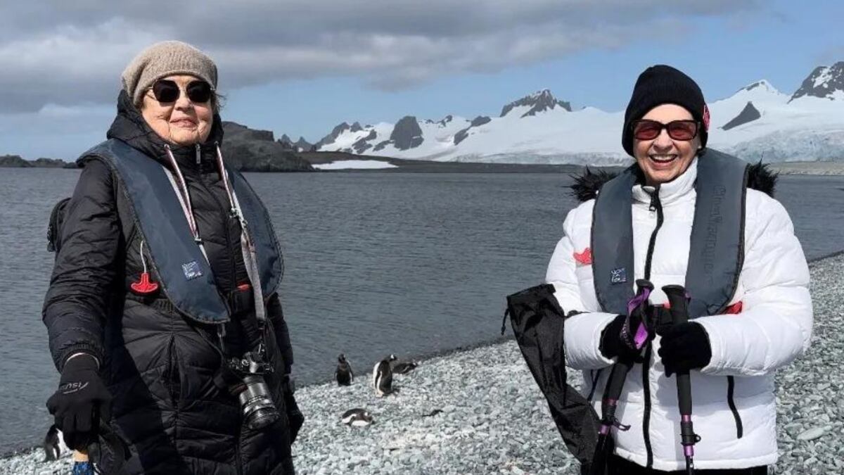 Sandy Hazelip y Ellie Hamby, tras 20 años de amistad decidieron este año hacer “La vuelta al mundo en 80 días a los 81 años”.