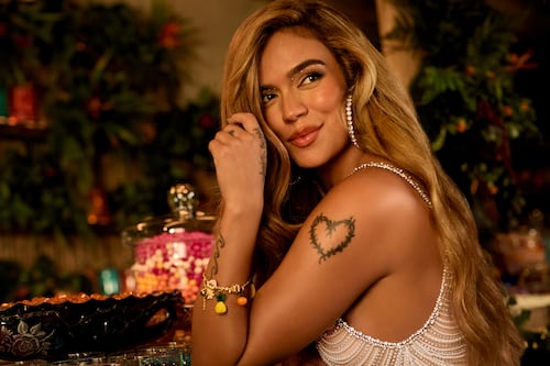 Latinos unidos: Karol G sufre desplante, pero Ricky Martin y Eiza González salen en su defensa