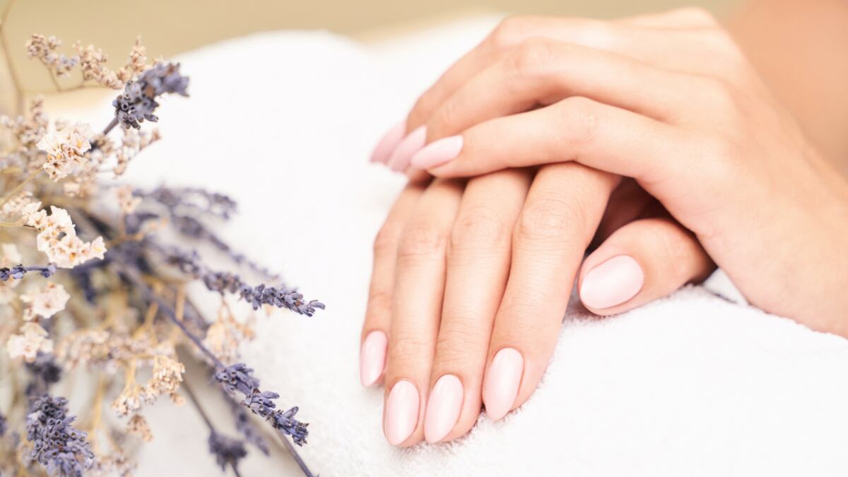 Dale un giro al clásico manicure francés con este elegante acabado.