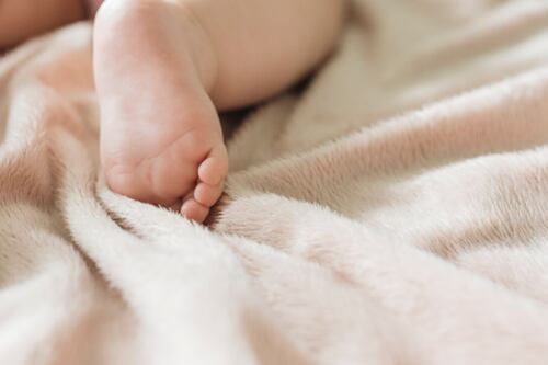 Mujer cambió pañal a su bebé en una tienda de camas y abrió el debate en redes: "Falta de clase"