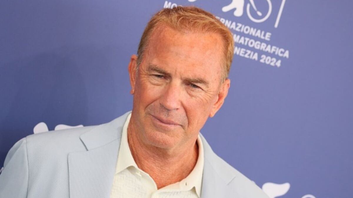 Hijo de Kevin Costner eclipsa a su papá en Venecia y sorprende a las redes con su impactante parecido