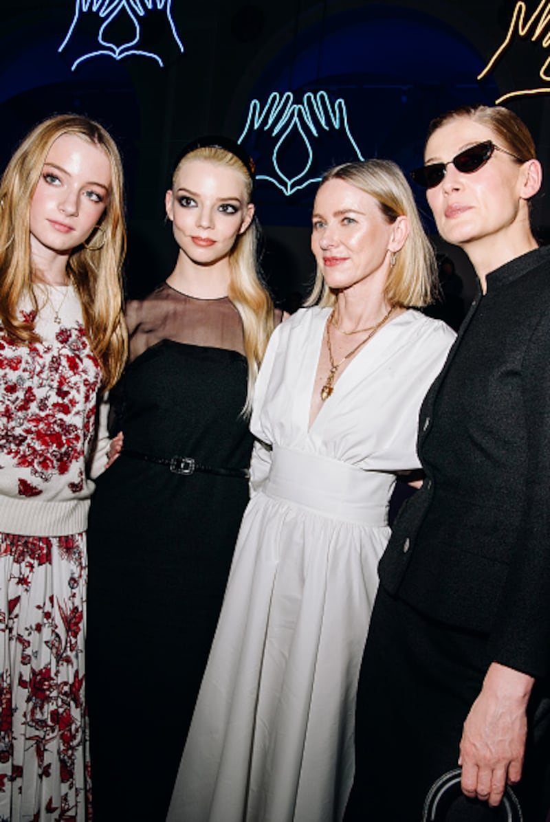 Kai Schreiber, Anya Taylor-Joy, Naomi Watts and Rosamund Pike en el desfile de Dior Pre-Fall 2024 en el Brooklyn Museum
