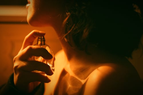 Perfumes que huelen a alta sociedad y duran 12 horas: 5 aromas que usan las millonarias