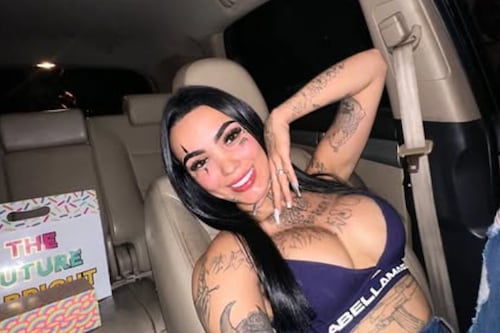 ¿Otra vez? Influencer es brutalmente atacada por su pareja en plena transmisión