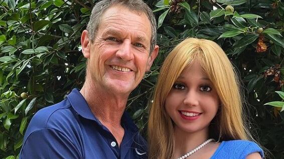 El hombre tiene una relación con Karina