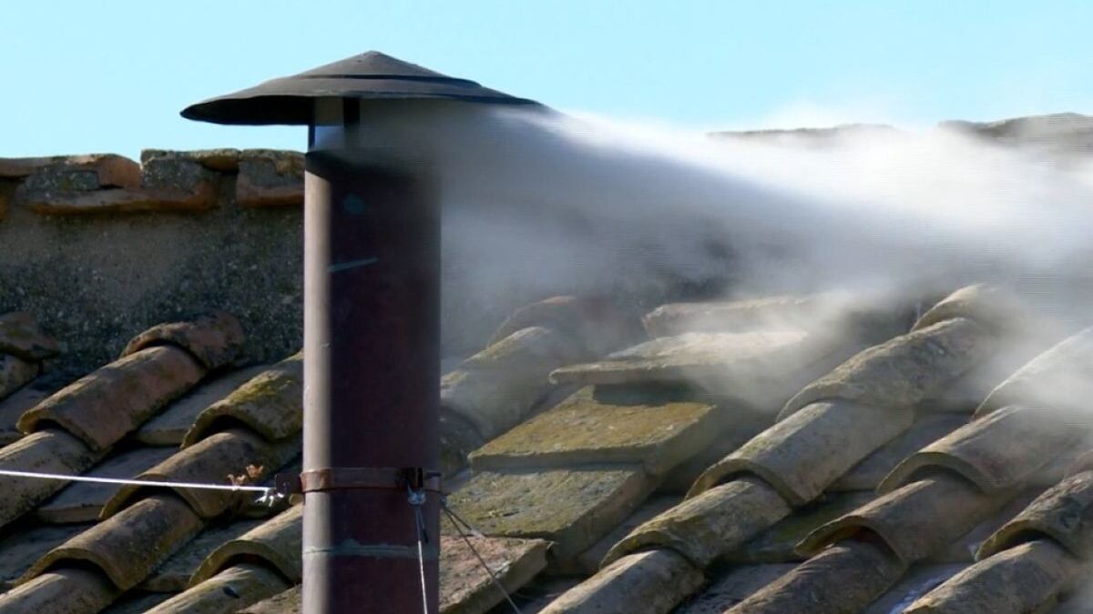 Habemus papam: Humo blanco en el Vaticano anuncia al nuevo pontífice