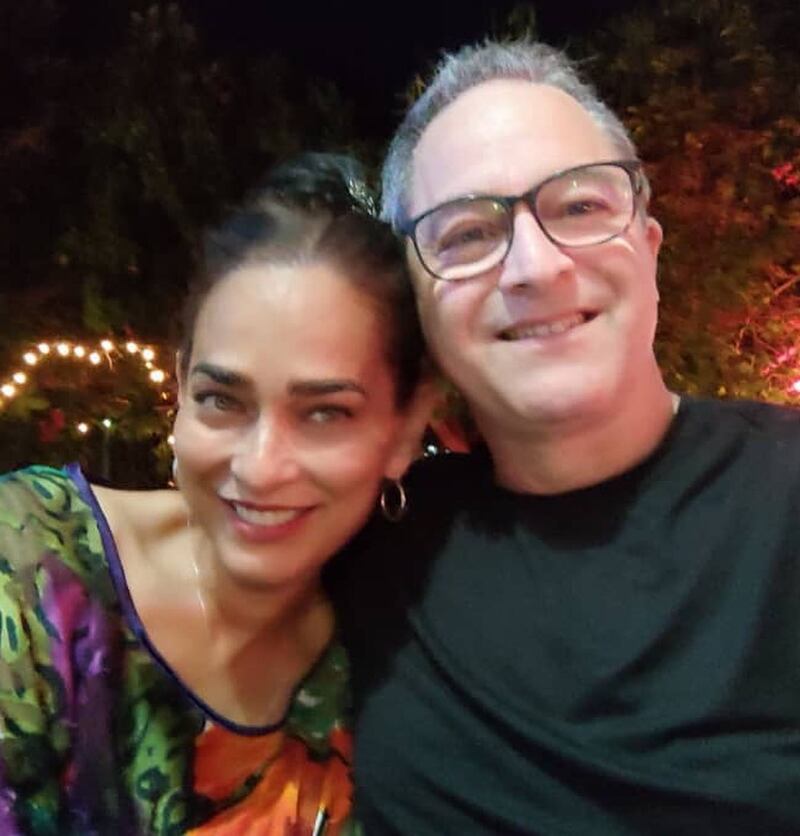 Jacqueline Arenal junto a su pareja