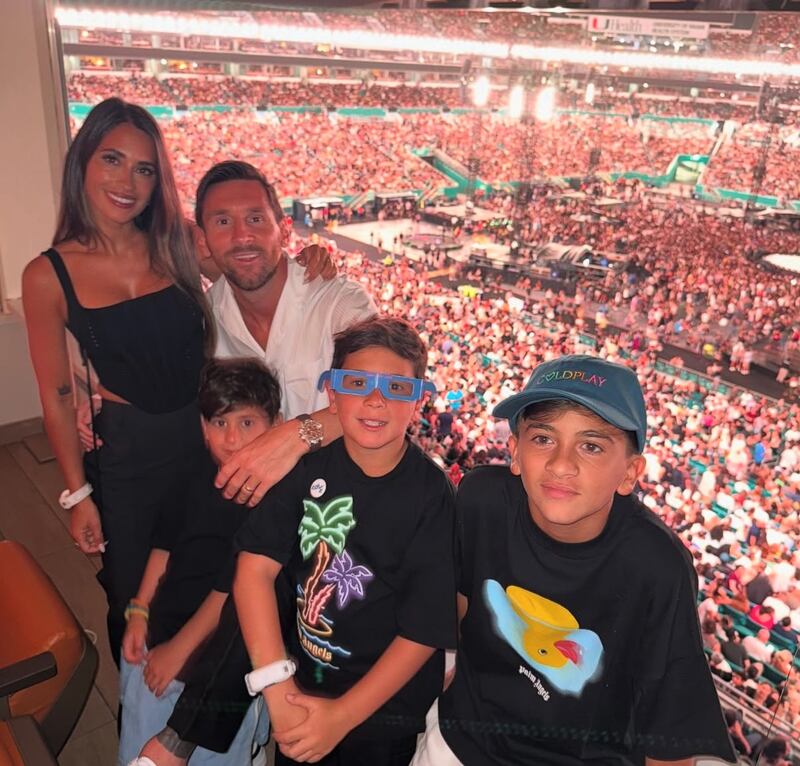 Antonela Roccuzzo y Lionel Messi junto a sus hijos en el concierto de Coldplay