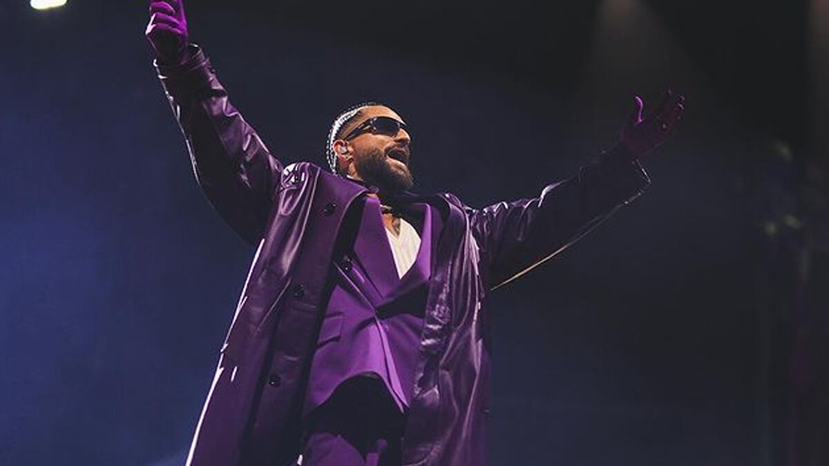 Fan de Maluma mostró los senos en pleno concierto y así reaccionó el cantante