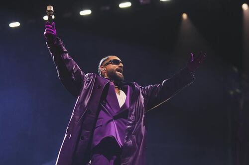 Fan de Maluma mostró los senos en pleno concierto y así reaccionó el cantante