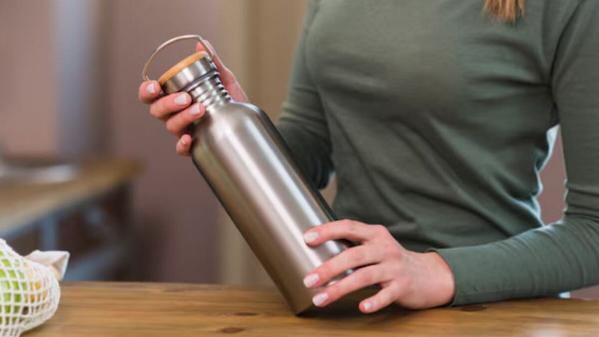 Mujer casi pierde la vida por enfermedad provocada por no lavar su termo de agua