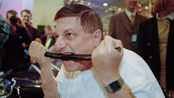 El hombre se volvió famoso por su capacidad de comer metal