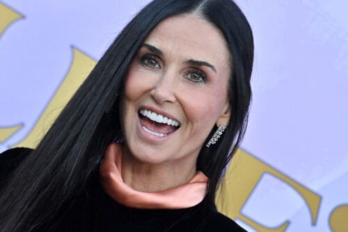 “¿Se tomó la sustancia?”: Demi Moore brilla en el desfile de Giorgio Armani Privé, pero fue criticada por este detalle en su rostro
