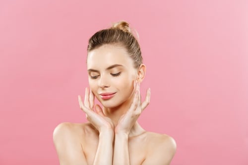 Facial con hielo, la técnica para tensar y desinflamar tu rostro en tan solo segundos