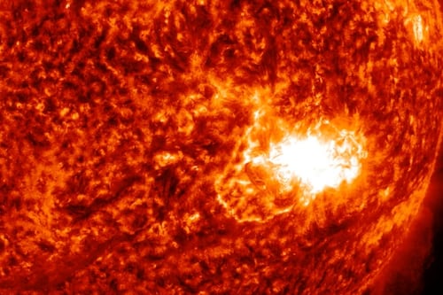 VIDEO: Gigantesca mancha solar desafía a la Tierra con una super llamarada de clase X