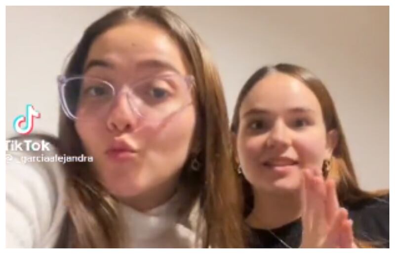 Jóvenes venezolanas enumerando, según ellas, las cosas negativas de vivir en España