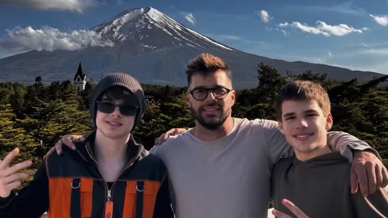 Uno de los hijos de Ricky Martin subió un video a las redes y estallaron en su contra con comentarios homofóbicos.