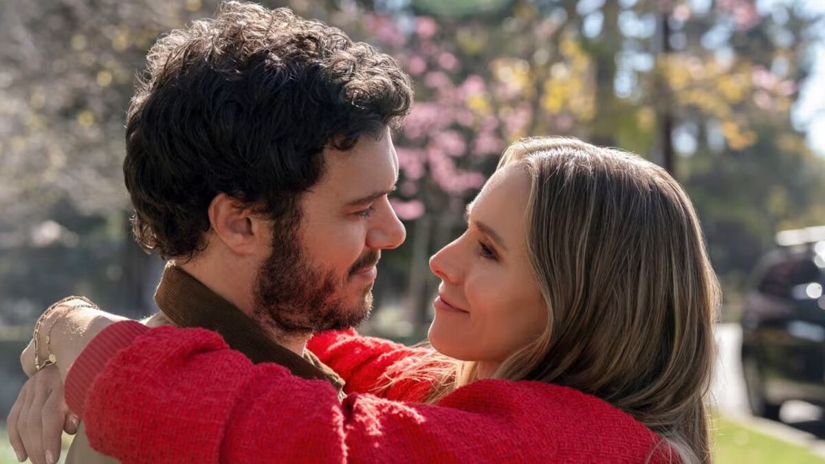 El beso de Kristen Bell y Adam Brody en “Nadie quiere esto” que impactó a las redes: así reaccionó esposo de la actriz