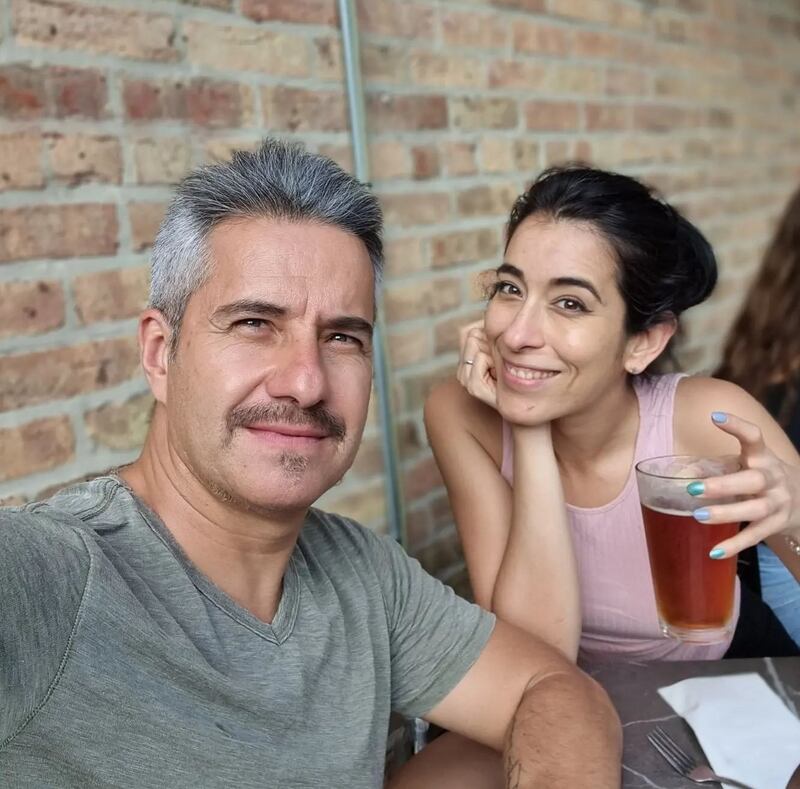 Moisés Arizmendi junto a su novia