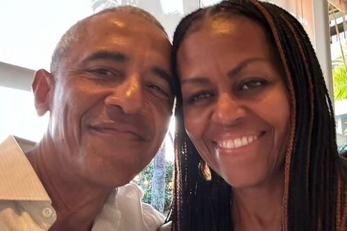 “Tan mal que se arregla”: hija de Barack Obama reaparece pero su look de primavera es cruelmente criticado