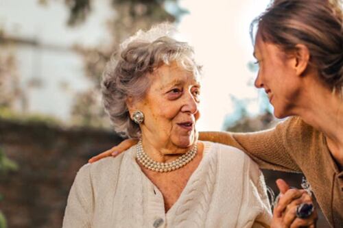¿Te quiere decir algo? Esto es lo que significa soñar con un familiar muerto, pero verlo vivo