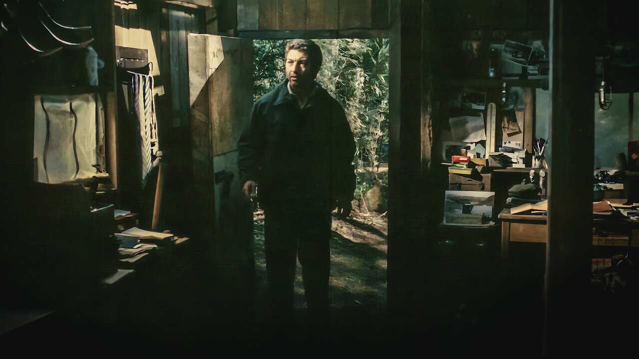 Un taxidermista huraño y quisquilloso pasa de fantasear sobre el crimen perfecto a planearlo y llevarlo a cabo.