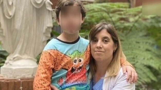 La enfermera adoptó a Santiago hace 10 años