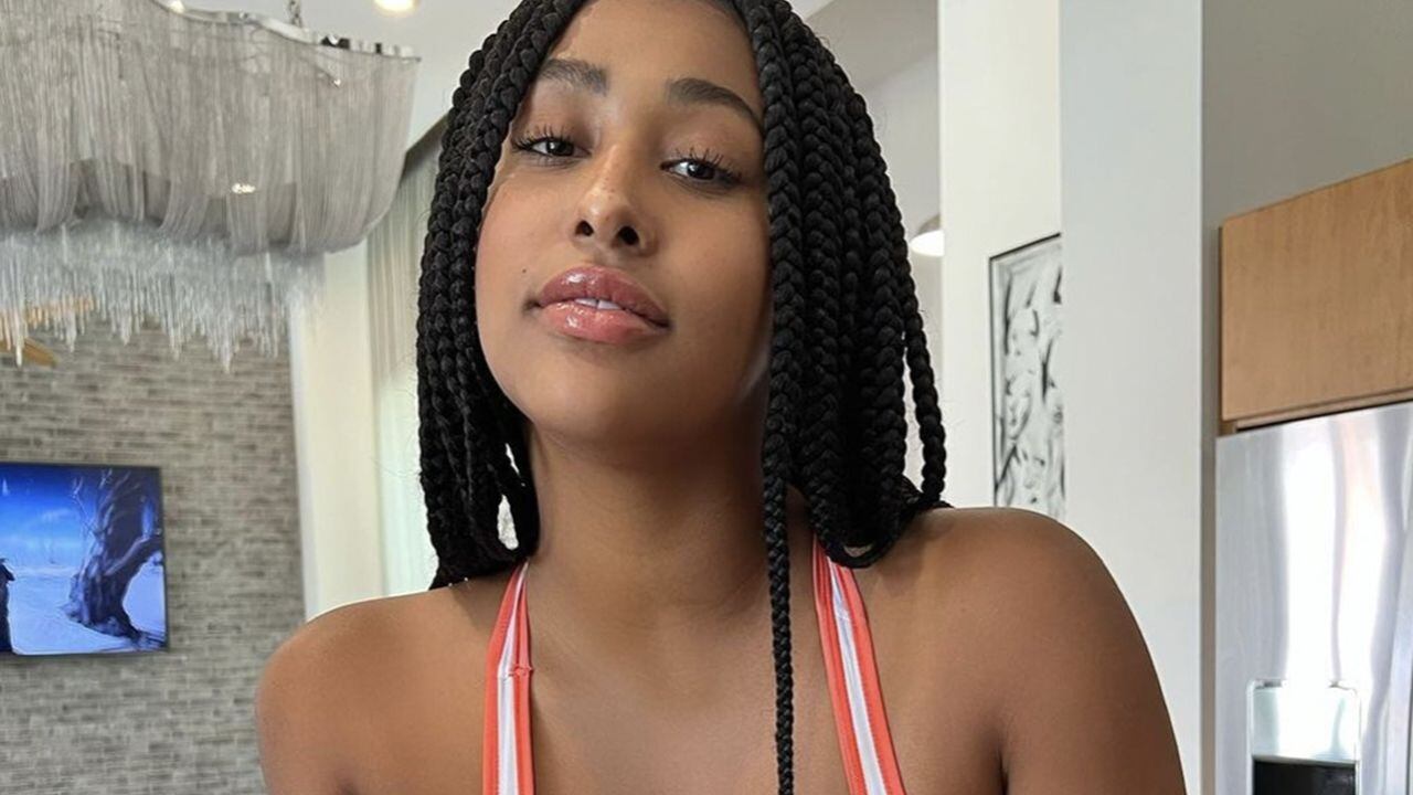 Joven con deudas escolares se vuelve millonaria en OnlyFans.