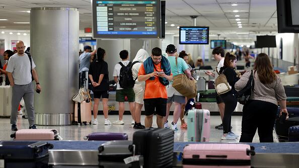 Algunos viajeros usan un antiguo truco para encontrar rápidamente su equipaje en la cinta transportadora
