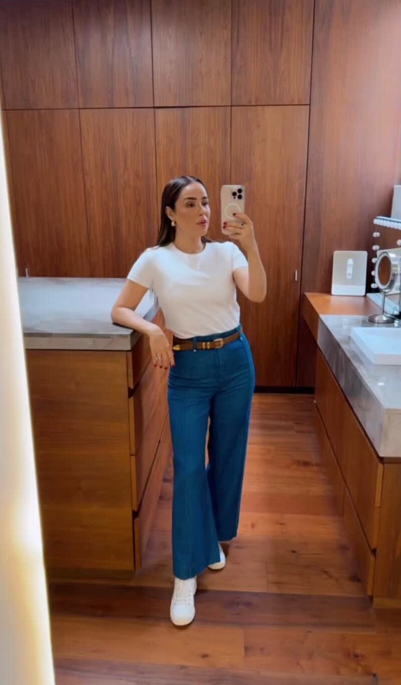 Cynthia Rodríguez desafía a Carolina Herrera con un look de jeans y tenis blancos