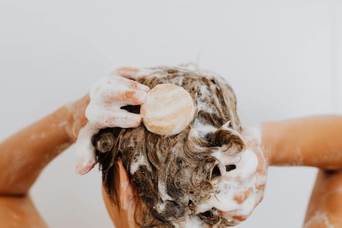 Cómo usar vinagre en el shampoo para aclarar el cabello de forma natural y dejar radiante el pelo