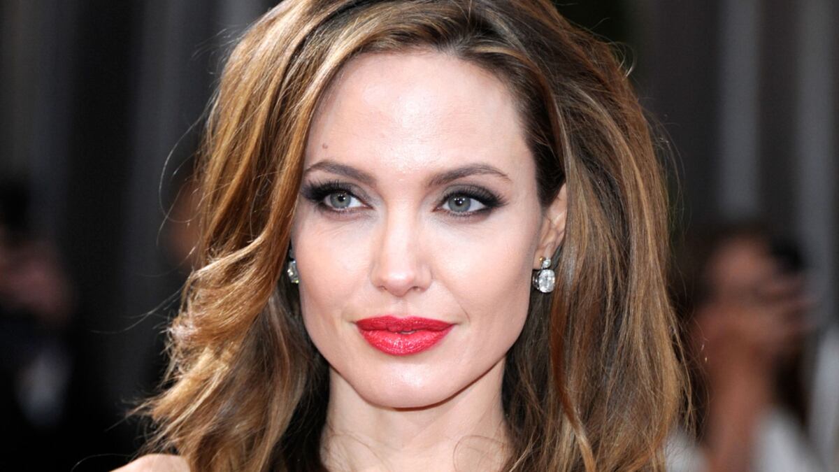 Angelina Jolie impactó con su cambio de look, así dejó el cabello lacio atrás.