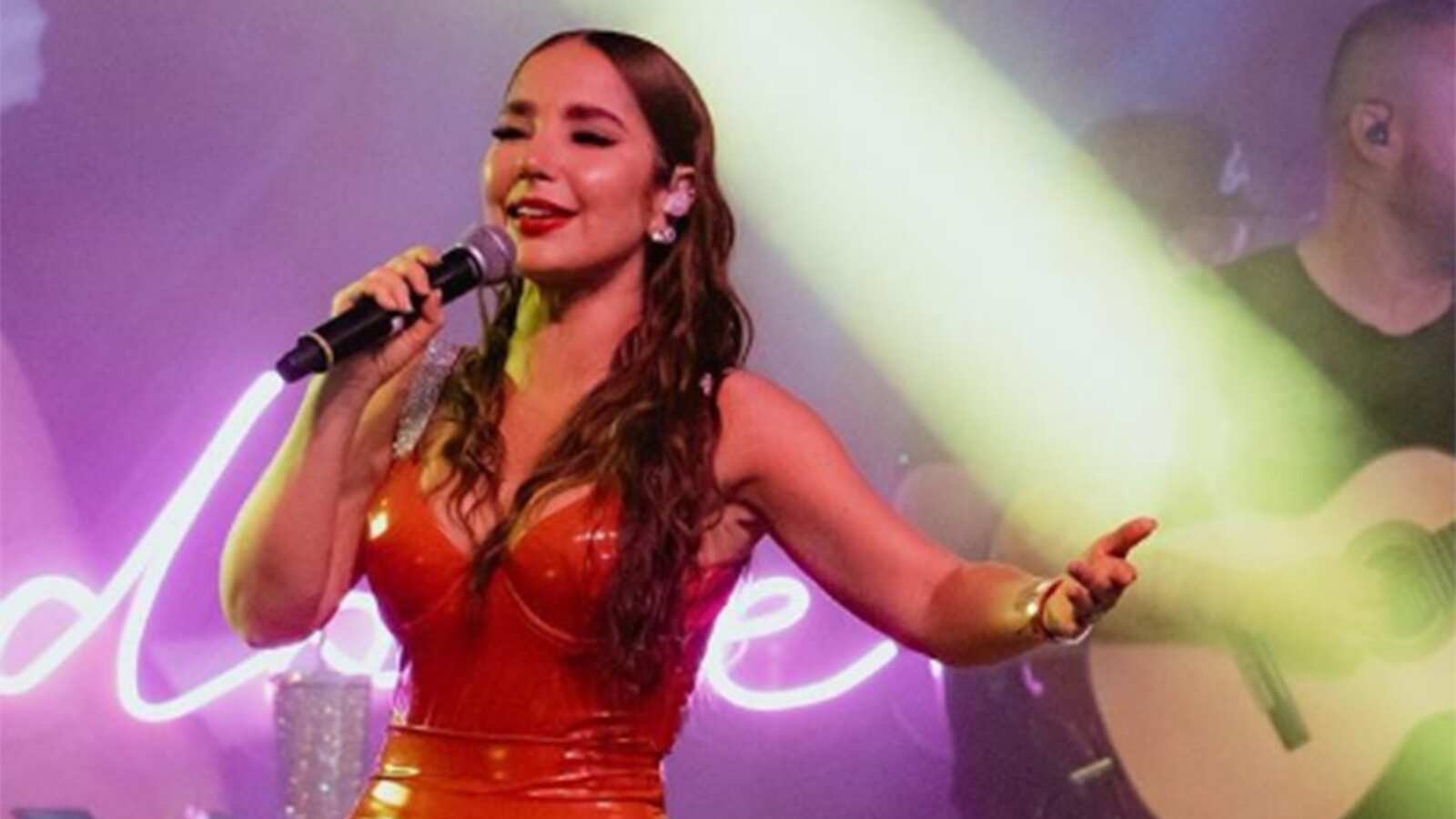 Paola Jara deslumbró con su atuendo tan "pink".