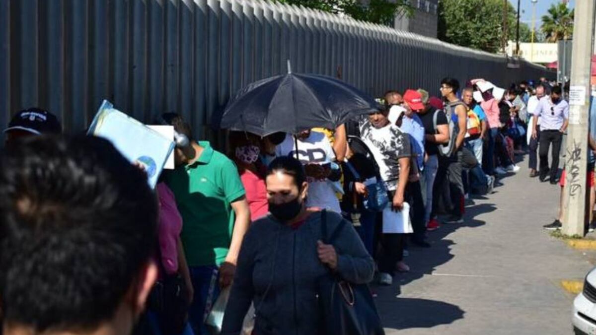 Monserrat Medina consiguió en las colas de las instituciones públicas de México una alternativa para ganar dinero