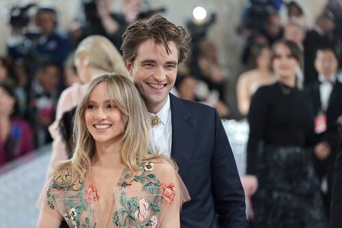 Pareja de Robert Pattinson posa en bikini a cuatro meses de ser madre y sorprende con su figura