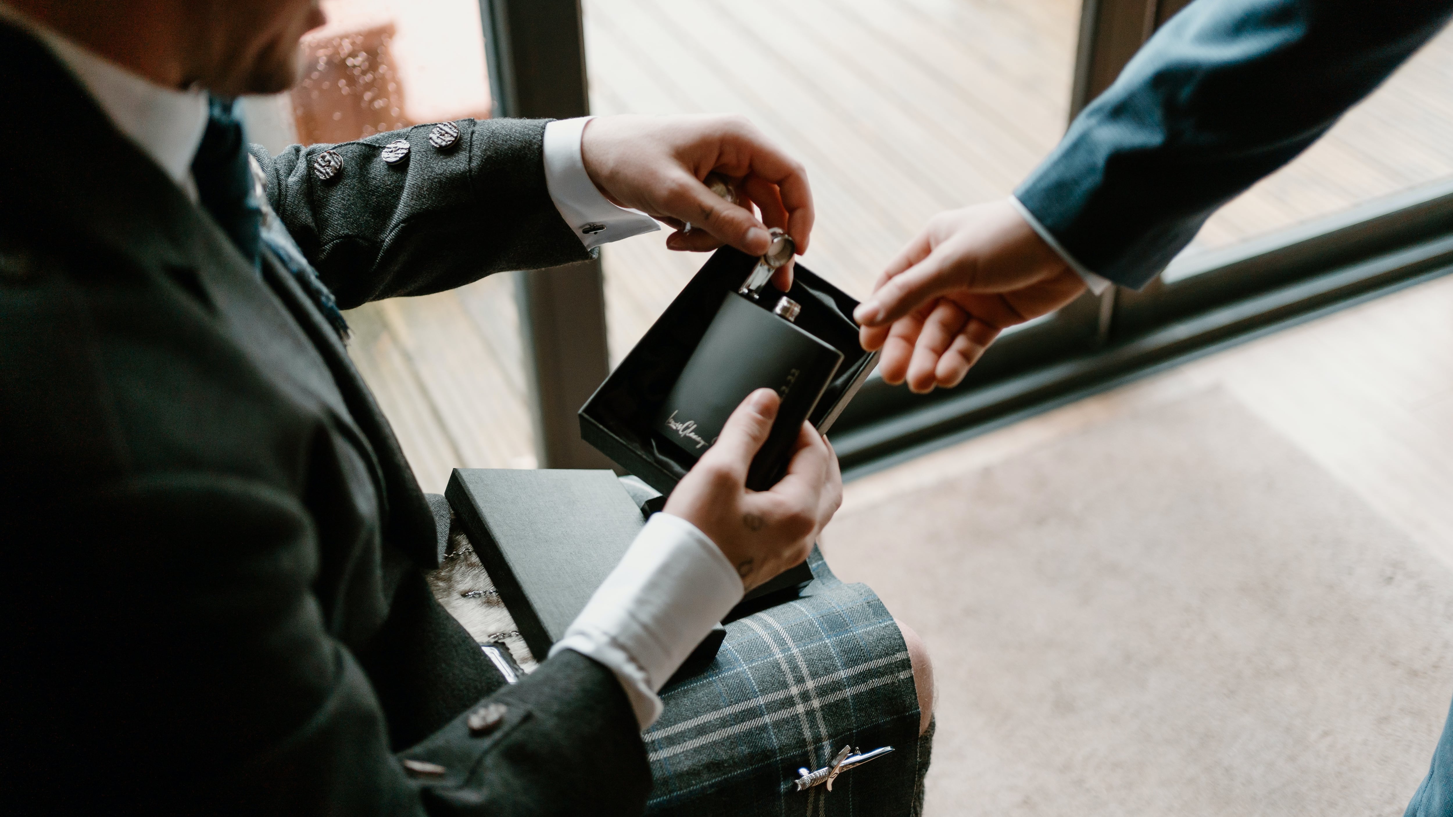 Homem sendo presentado com frasco de perfume