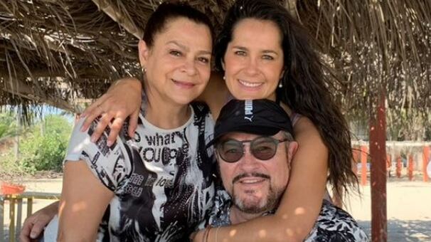 Arturo Peniche junto a su esposa e hija