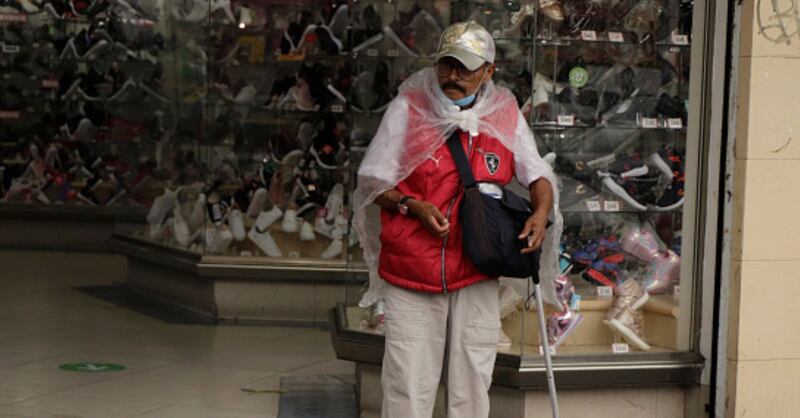 La vendedora de zapatos hizo un sacrificio para ayudar a ese abuelo de escasos recursos
