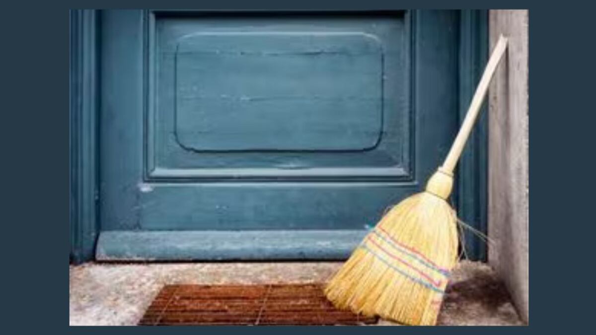 ¿Cuál es la razón por la que nunca debes dejar la escoba hacia arriba en tu hogar?