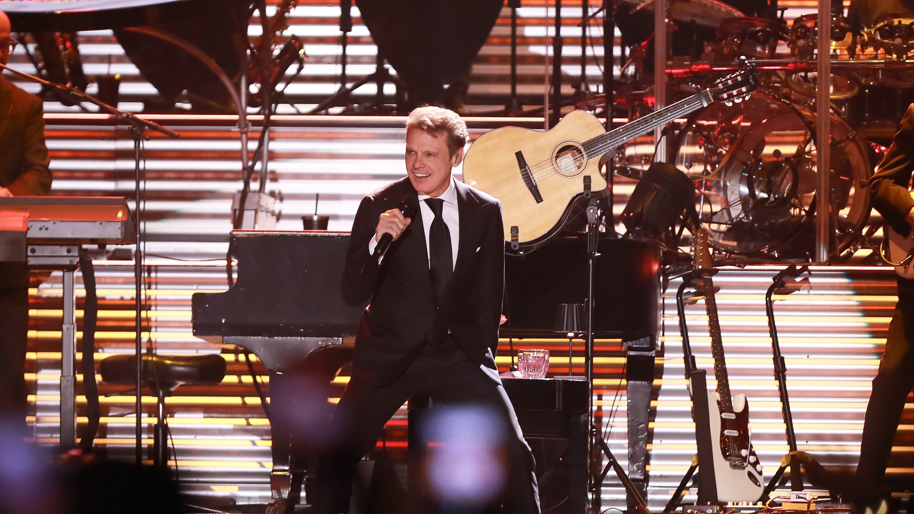 El cantante llegó aminorado de la voz, pero complació a sus casi 45 mil asistentes.