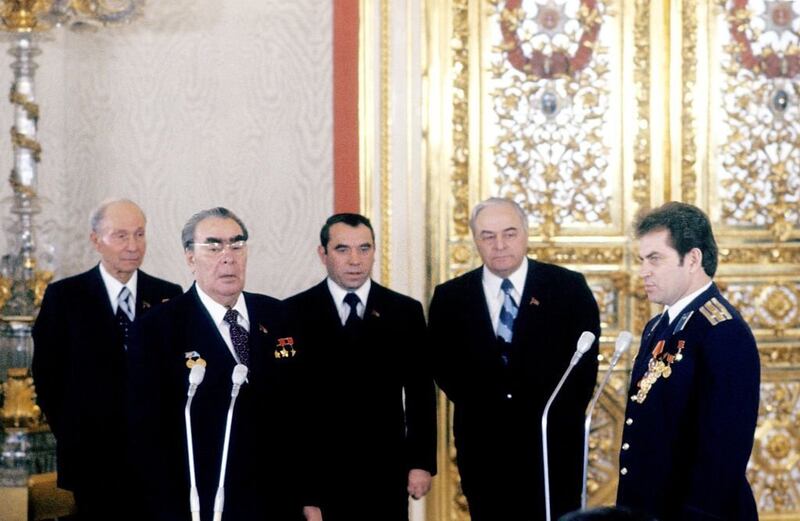 Vladimir Kovalyonok (derecha)