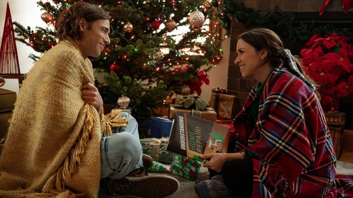 Dustin Milligan como Jack Snowman y Lacey Chabert como Kathy Barrett en Un muñeco de nieve para derretirse