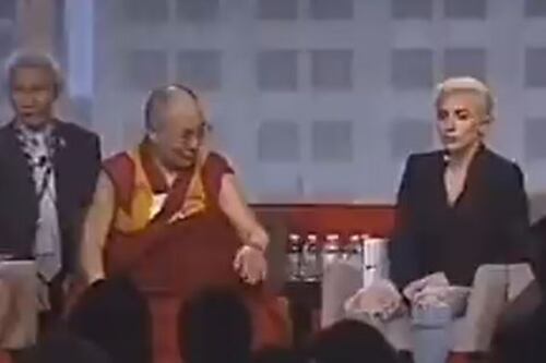 Polémica por video en el que el Dalai Lama toca a Lady Gaga durante un evento